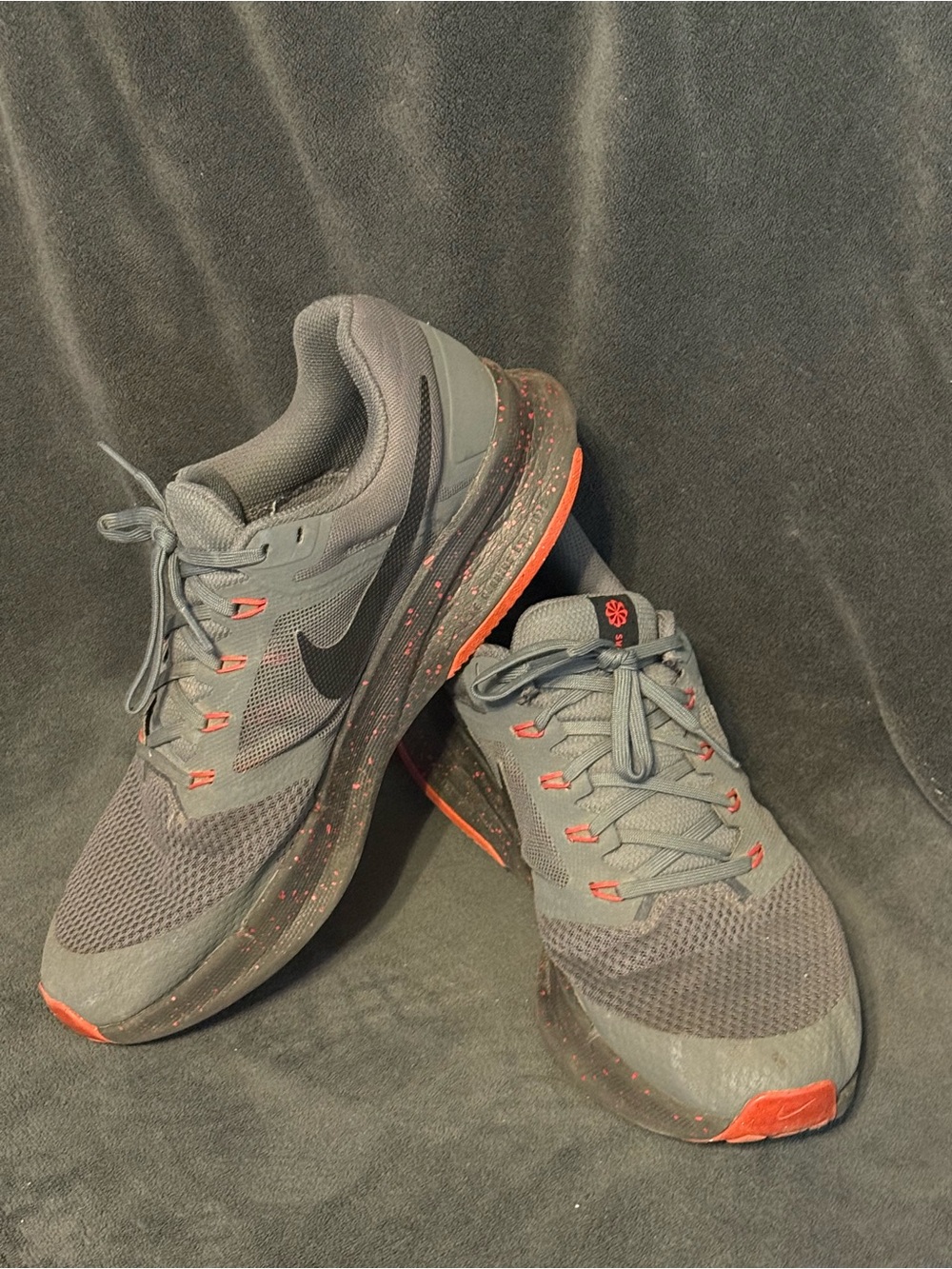 Nike Men’s Gray and Orange Speckled Training Sneakers